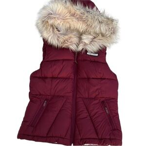 Hollister burgundy ladies fur lined hooded puffer vest size small